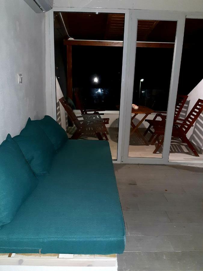 Isalos Velika  Luaran gambar